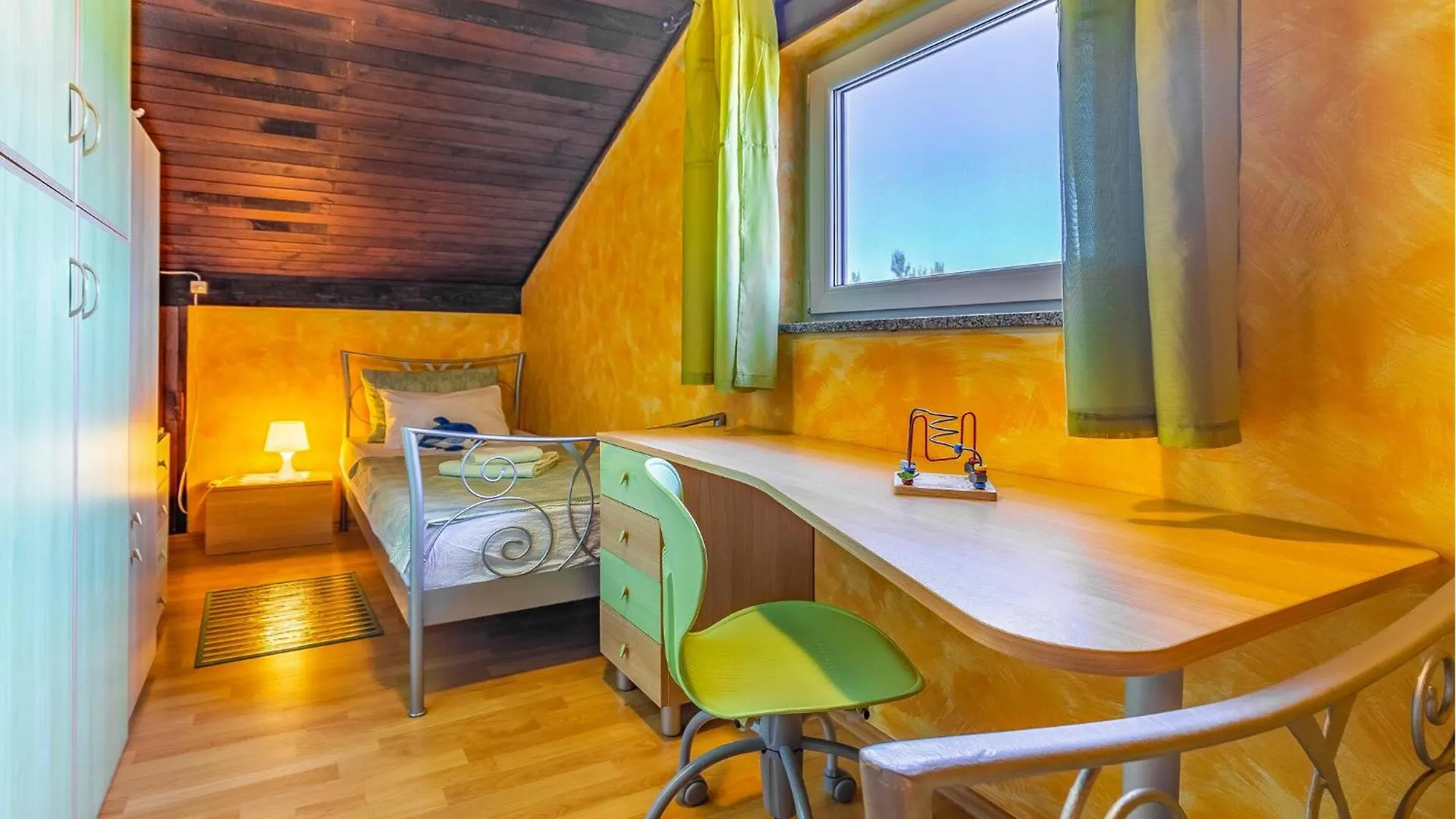 5 Bedroom Lovely Apartment In מדולין