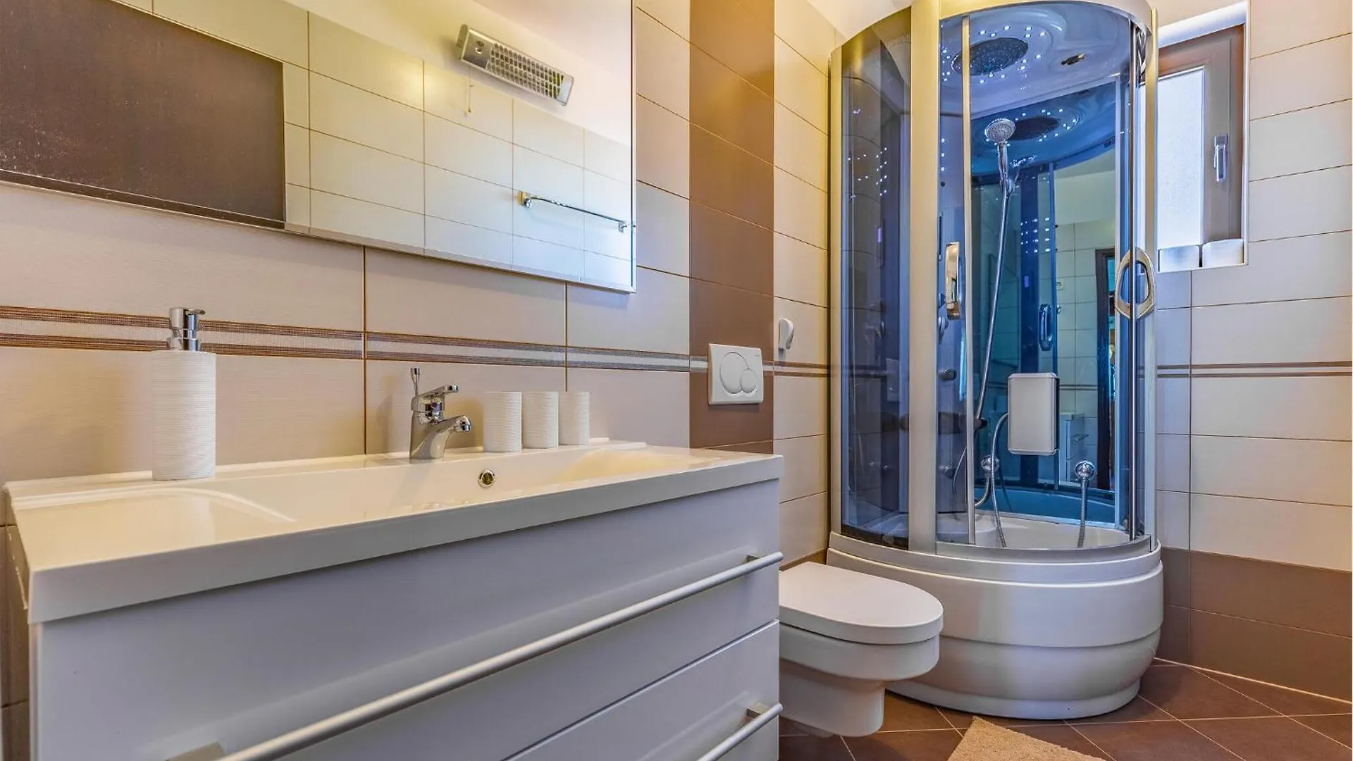 5 Bedroom Lovely Apartment In מדולין