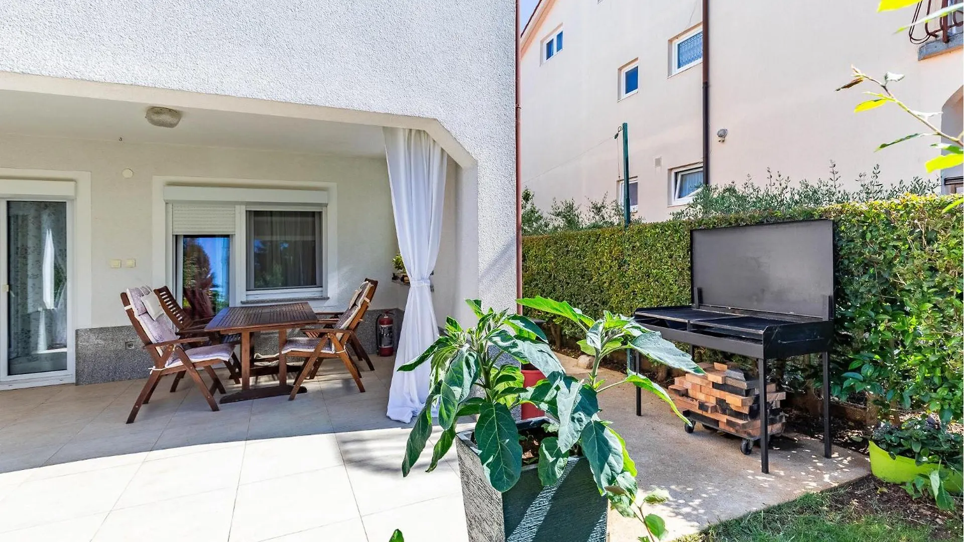 5 Bedroom Lovely Apartment In מדולין